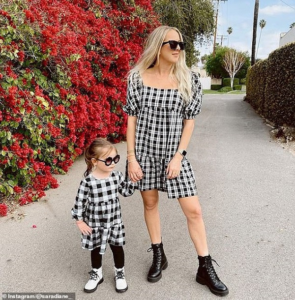 Me dang video dam cuoi nhung bi con gai chiem spotlight vi qua dang yeu-Hinh-3