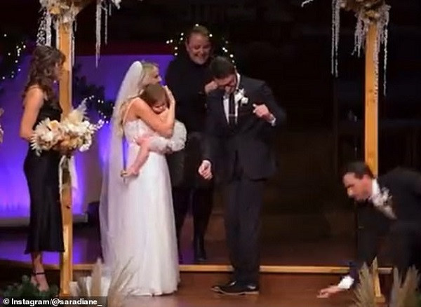 Me dang video dam cuoi nhung bi con gai chiem spotlight vi qua dang yeu-Hinh-2