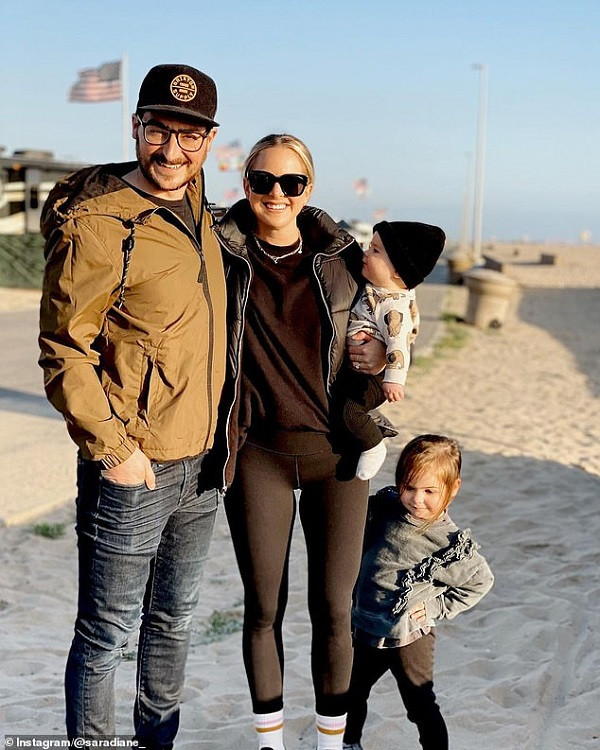 Me dang video dam cuoi nhung bi con gai chiem spotlight vi qua dang yeu-Hinh-4