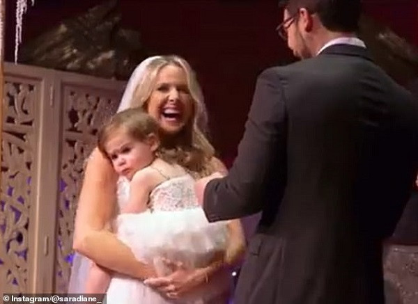 Me dang video dam cuoi nhung bi con gai chiem spotlight vi qua dang yeu