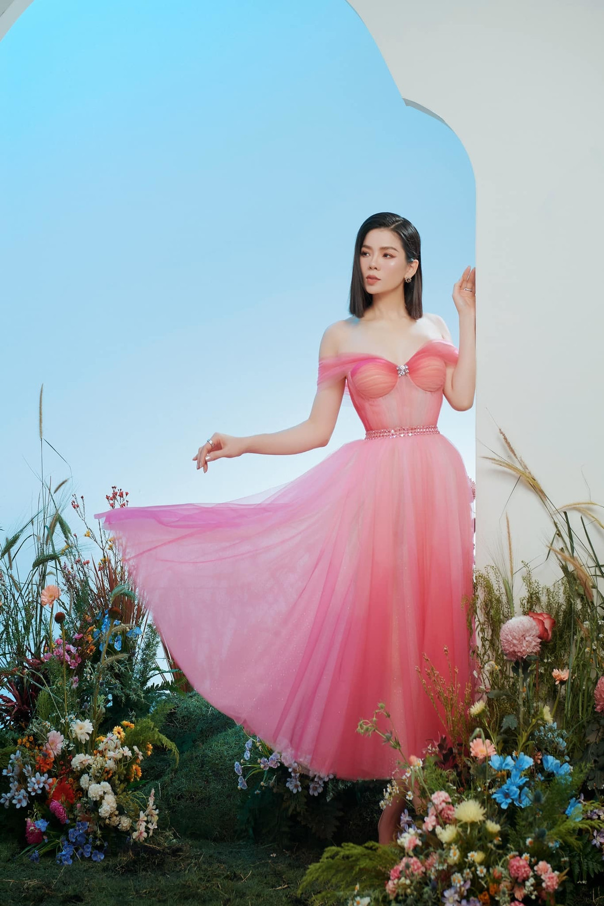 Lệ Quyên khoe dáng chuẩn với loạt ảnh mới kèm chia sẻ: "Chúng ta lại ăn Tết sớm rồi. Hy vọng không ăn Tết quá lâu hen".