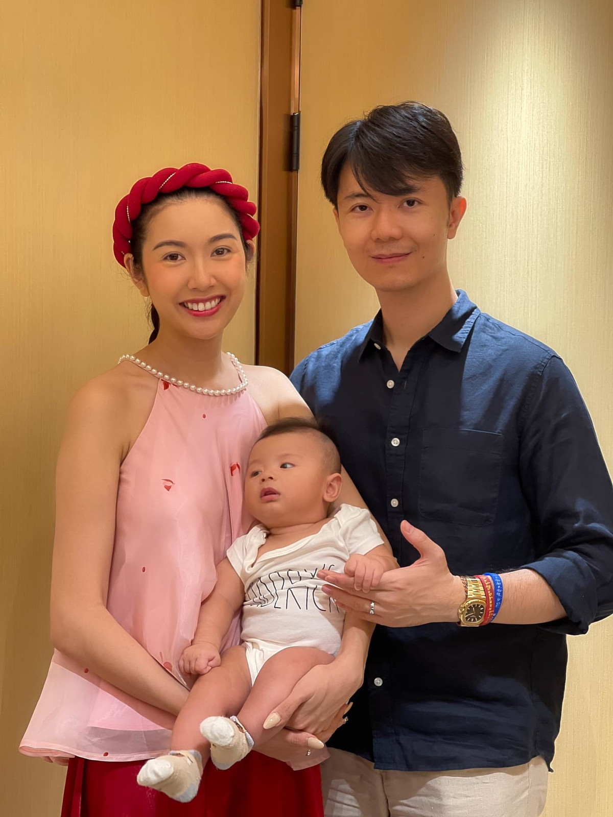 Chia sẻ ảnh bên ông xã và con trai, á hậu Thuý Vân viết: "Đáng lẽ hôm nay có một buổi chụp hình, nhưng do tình hình đang phức tạp nên mình đành hạn chế đến chỗ đông người để bảo vệ em bé và gia đình. Mọi người nhớ giữ sức khoẻ nhé".