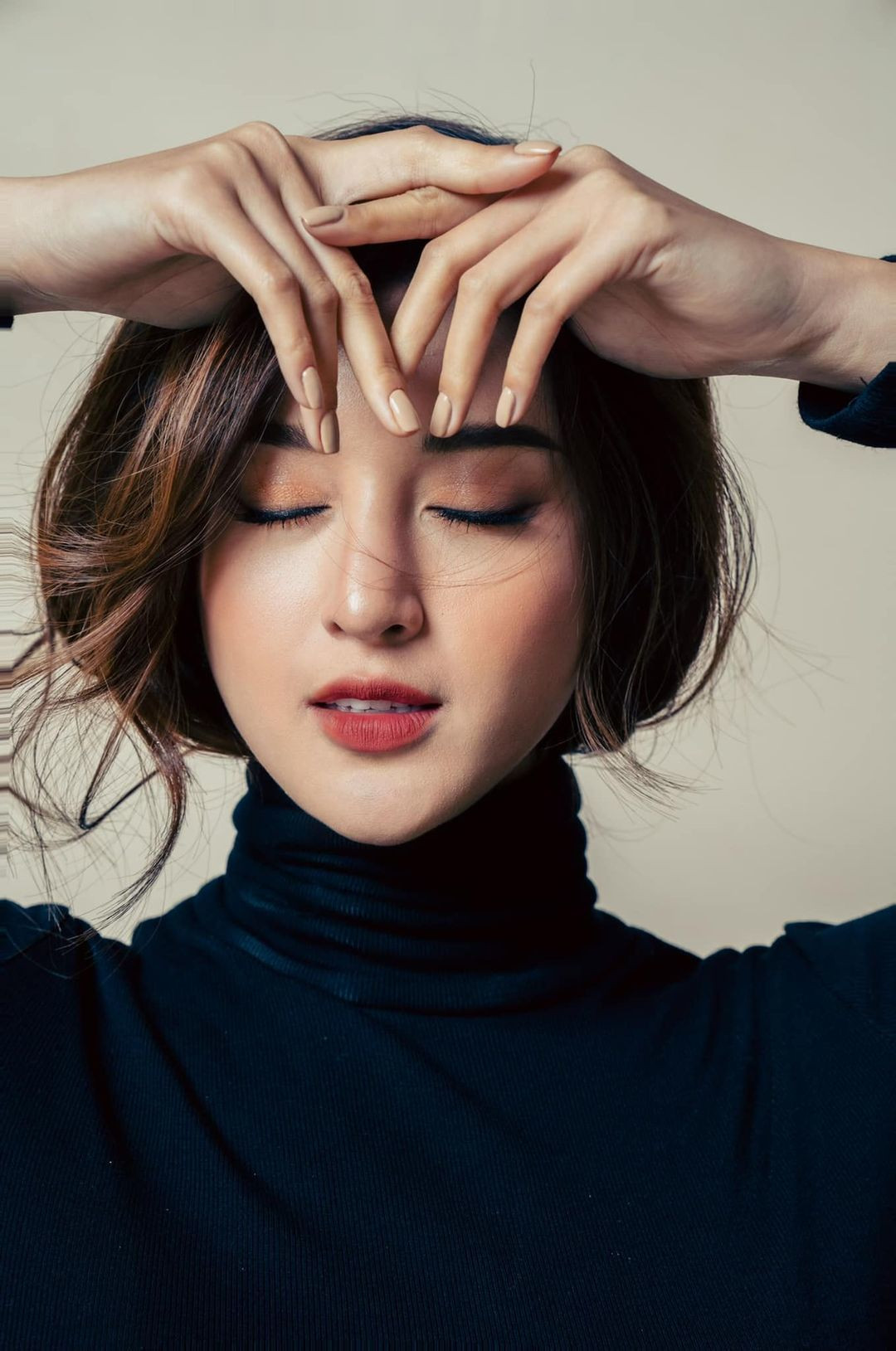 “Nhưng tình cảm đâu phải nhành cây nên nó đâu có dễ", á hậu Huyền My đăng ảnh xinh đẹp.