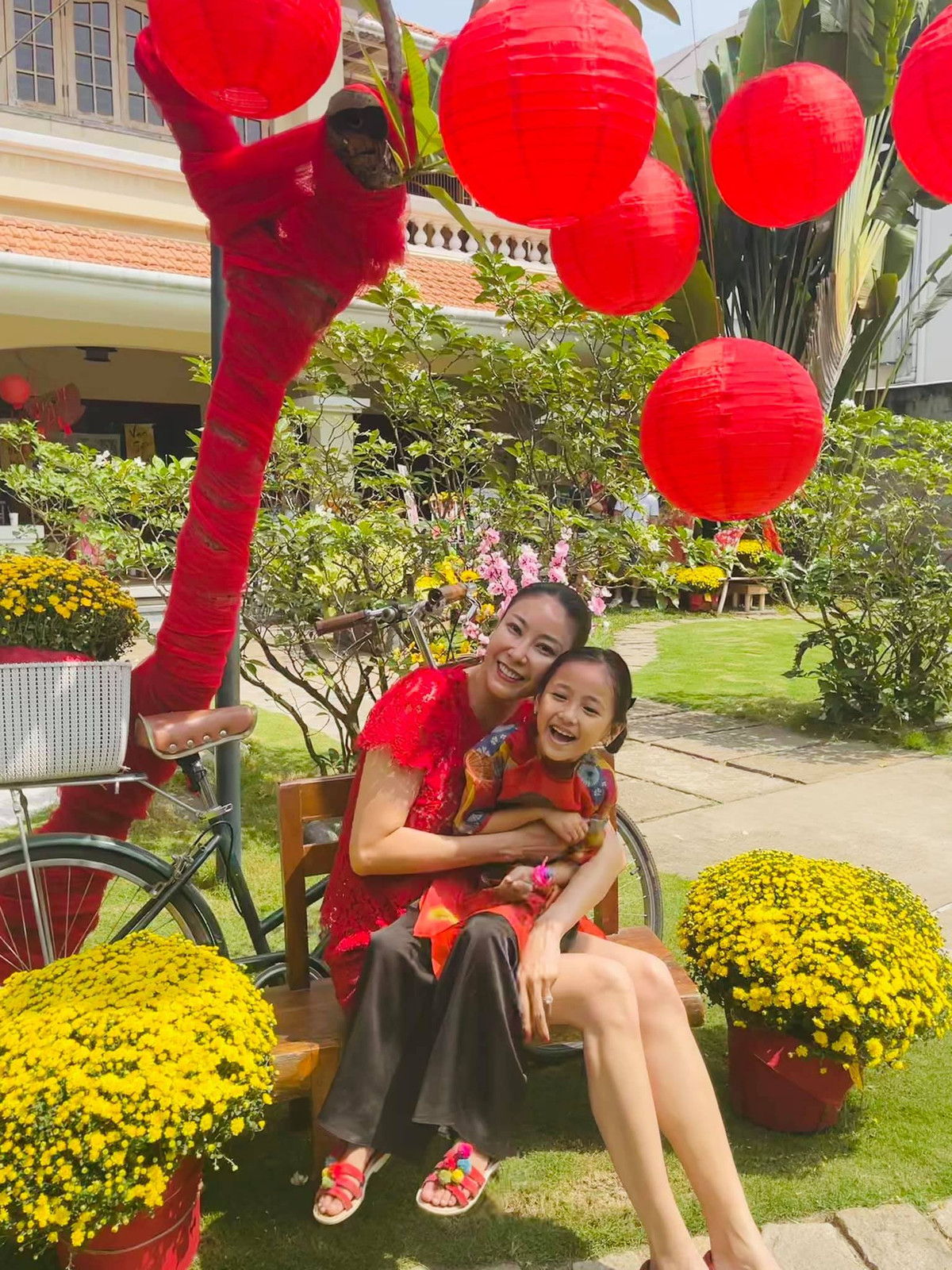 Hoa hậu Hà Kiều Anh dự lễ hội cùng con gái tại trường dịp cuối tuần. Cô viết: "Sáng thứ 7 mẹ đưa con gái đi dự lễ Tết cổ truyền của trường, ba đưa hai anh đi thi bơi. Một ngày cuối tuần bận rộn của cả nhà".