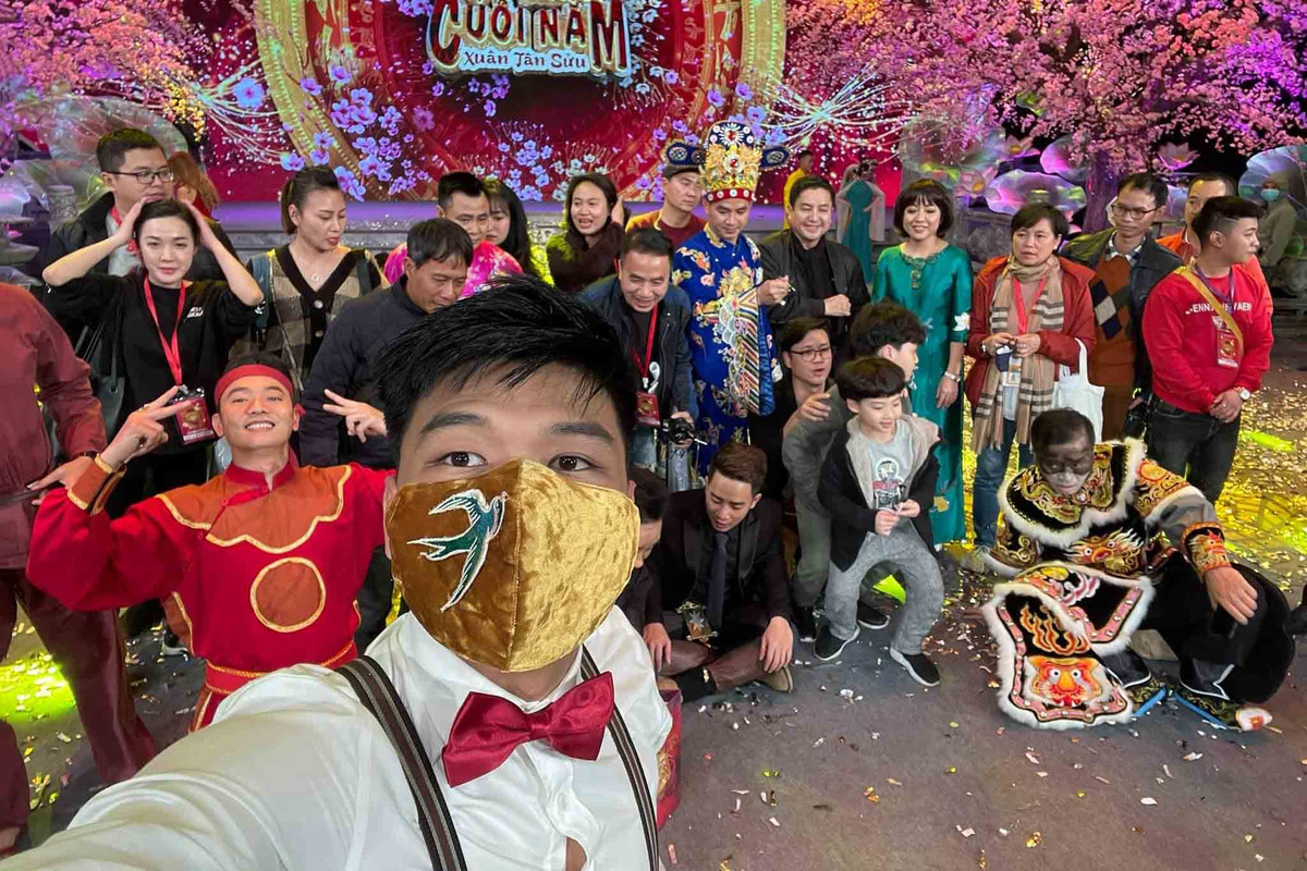 Trung Ruồi đăng ảnh hậu trường trong buổi ghi hình Táo Quân đặc biệt khi không có khán giả.