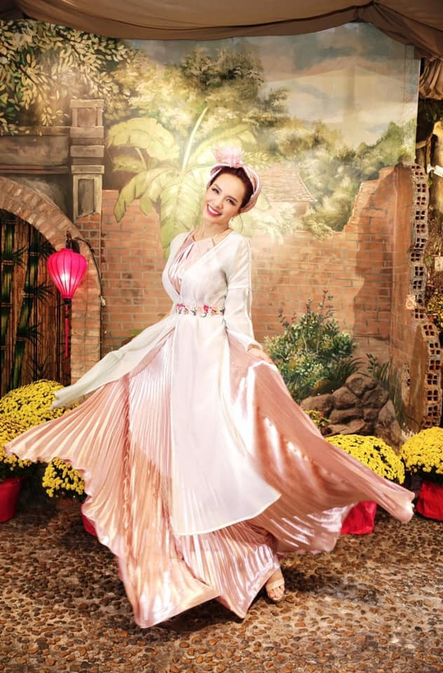 "Tấm hay Cám thế nhỉ?", Thuý Hạnh hỏi fan.