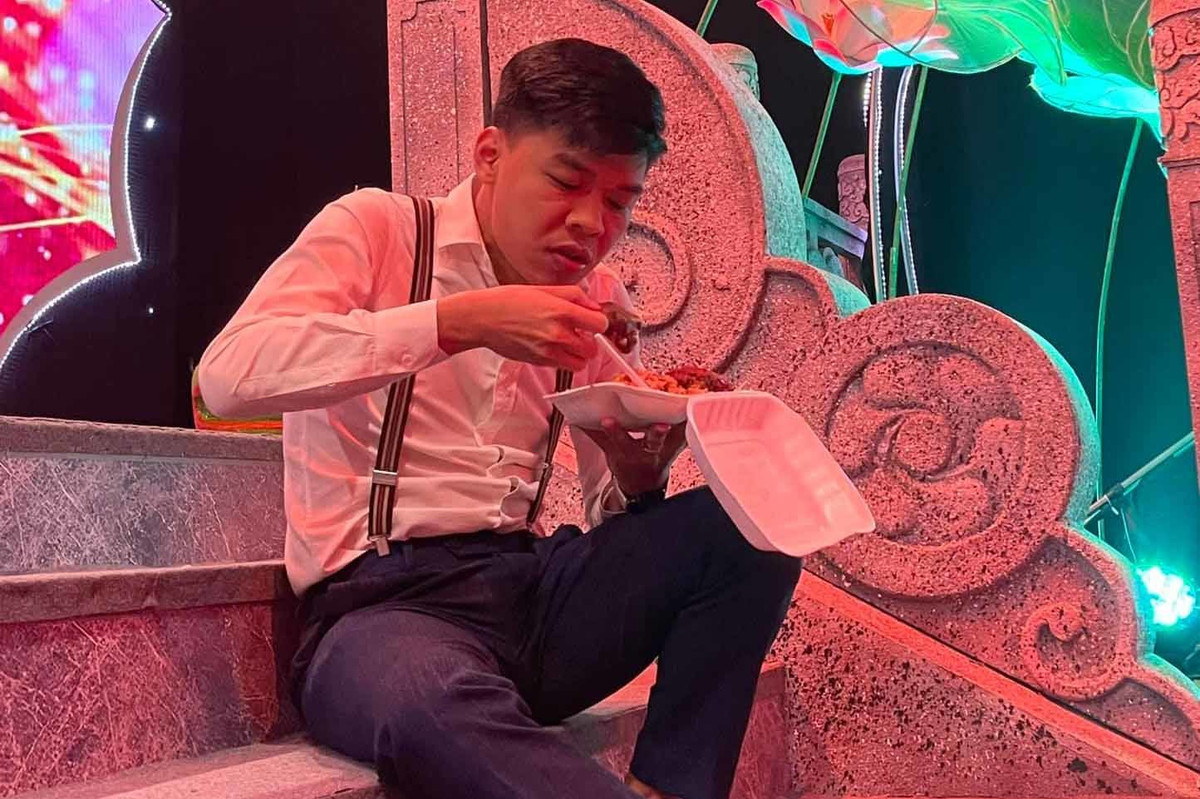 Anh viết: "Mấy năm được lên chầu Ngọc Hoàng và chắp tay theo hầu các Táo nhưng chưa năm nào mà buổi chầu lại diễn ra trong hoàn cảnh đặc biệt như vậy. Đăng bức ảnh để năm sau bình an ta xem lại".