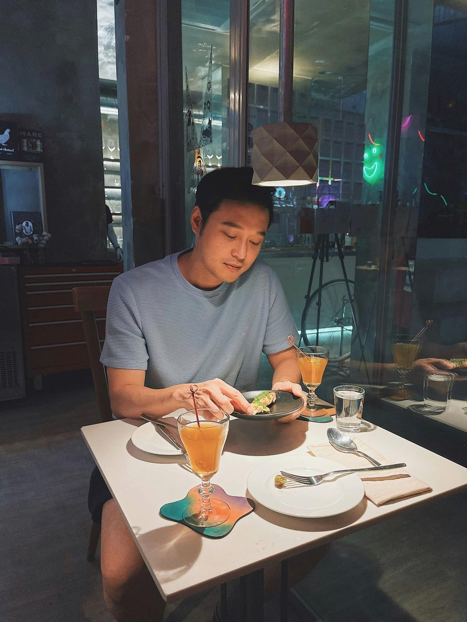 Quang Vinh chia sẻ ảnh đi ăn tối một mình kèm lời nhắn: "Năm ấy vì một người thích màu xanh, mà tôi đem lòng yêu cả bầu trời".