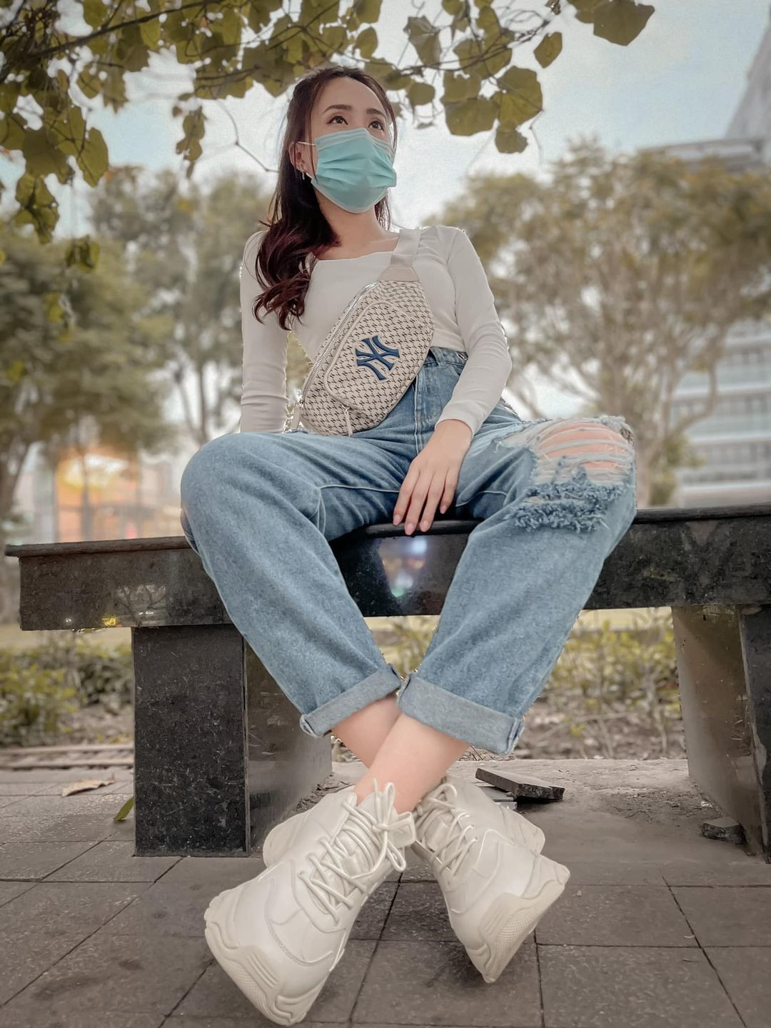 “Khẩu trang - Khử khuẩn - Khoảng cách - Không tập trung - Khai báo y tế”. Em mạnh dạn bổ sung: Không cưới hỏi!, BTV Xuân Anh dí dỏm.