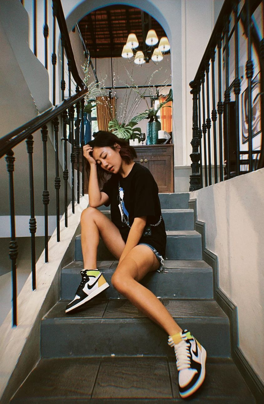 Văn Mai Hương diện trang phục trẻ trung, năng động dịp cuối tuần.