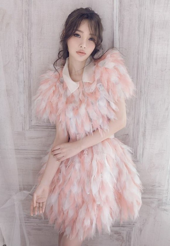 Diễn viên Lý Tiểu Lộ sinh năm 1982, gia nhập giới giải trí từ khi còn nhỏ. Nhan sắc nổi bật cùng kỹ năng diễn xuất tốt giúp nữ diễn viên thuận lợi phát triển sự nghiệp. Năm 17 tuổi, cô trở thành nữ diễn viên trẻ nhất được trao giải “Ảnh hậu’ Kim Mã với phim Thiên dục. Cô còn từng đóng Bát đại hào hiệp, Long nữ anh hùng, Đường cung mỹ nhân thiên hạ, Cổ kiếm kỳ đàm, Thập tam cách cách... Ngoài phim ảnh, Hoa đán 8x còn tham gia lĩnh vực ca hát, thời trang và gặt hái nhiều thành tựu.