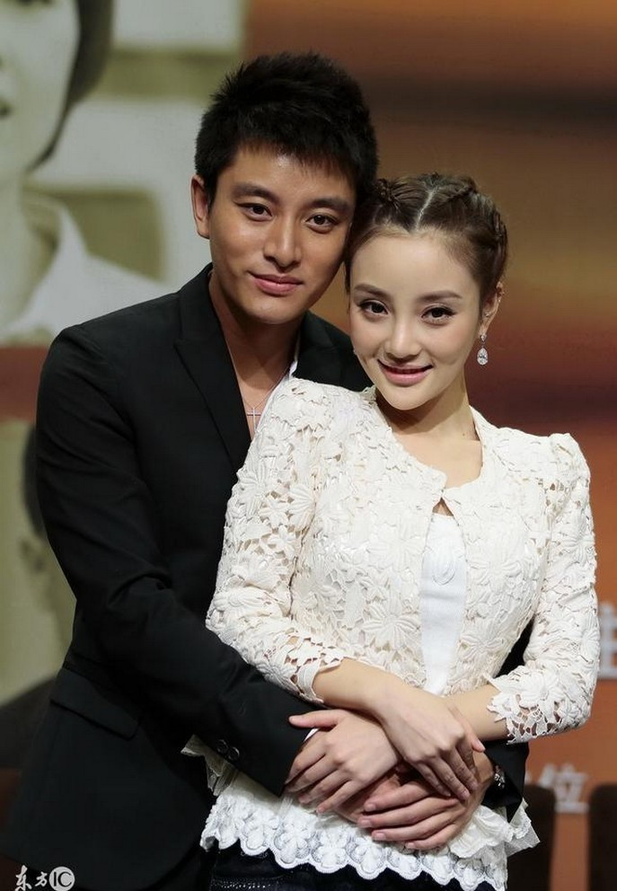 Lý Tiểu Lộ và ông xã - tài tử Giả Nãi Lượng kết hôn năm 2012 và có con gái cùng năm. Năm 2019, đoạn video quay cảnh ngoại tình của nữ diễn viên và rapper PG One bị đăng tải gây chấn động. Sự việc đổ vỡ khiến Giả Nãi Lượng nộp đơn lên tòa ly hôn. Từ vị trí sao hạng A, Tiểu Lộ cũng tuột dốc không phanh vì mang tiếng xấu.