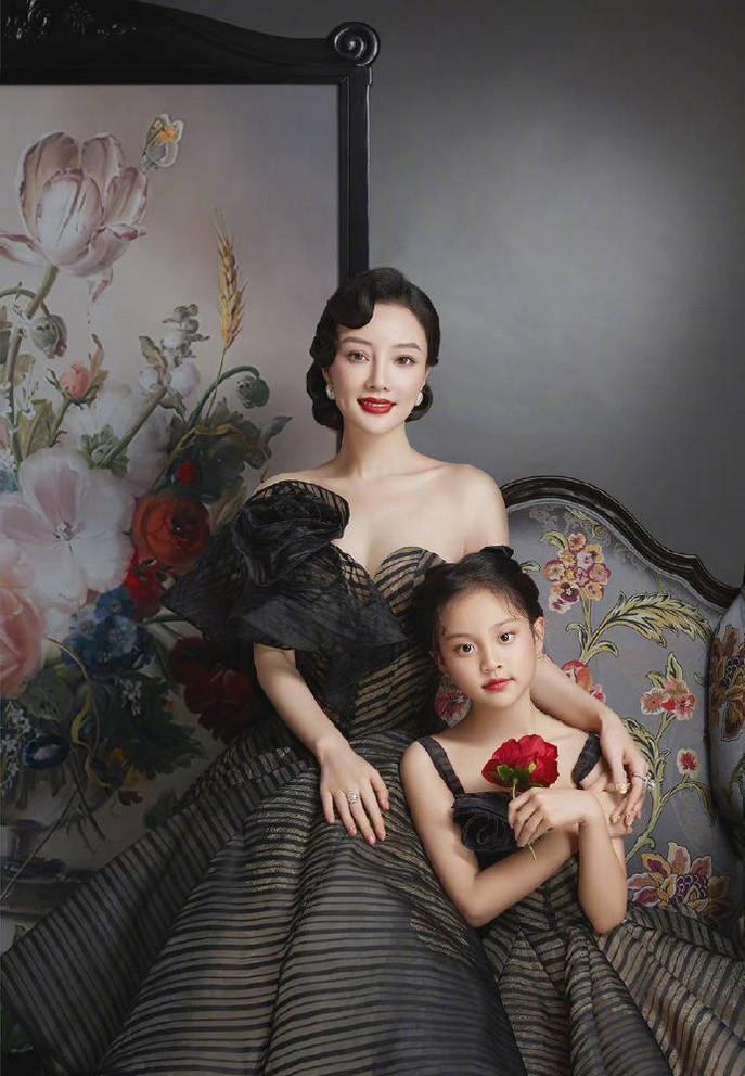 Trong khi nhiều đồng nghiệp chọn cách che giấu con trước truyền thông, Lý Tiểu Lộ lại muốn Điềm Hinh làm quen với ống kính và sự hiếu kỳ của khán giả.