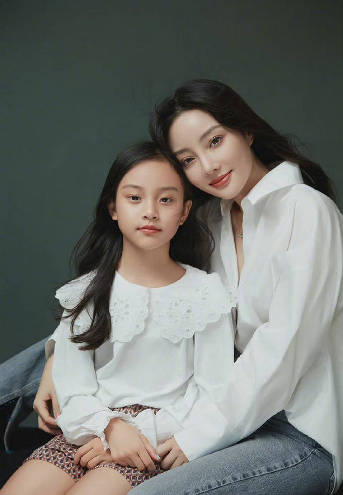 Thời gian qua, Lý Tiểu Lộ cũng cho con gái tham gia trình diễn thời trang, các buổi livestream giao lưu và dẫn đến các show truyền hình. Một nguồn tin tiết lộ cô muốn để Điềm Hinh sớm bước vào showbiz khi còn nhỏ như mình trước đây.