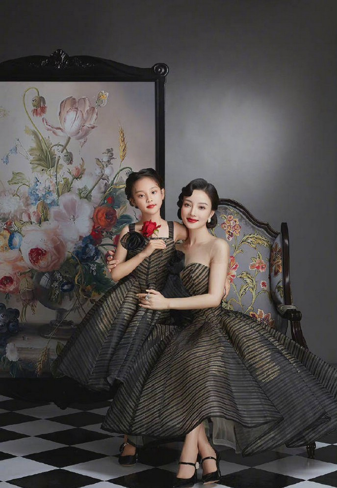 Điều này khiến cô nhận không ít bình luận tiêu cực từ dư luận. Có người đặt nghi vấn cô muốn nhờ vả con gái để mở đường cho mình quay lại giới giải trí.