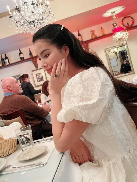 Pham Huong dua me ruot di an, fan soi chiec nhan kim cuong 