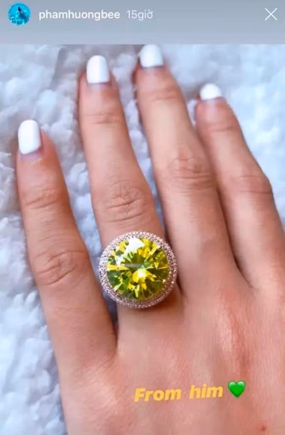 Pham Huong dua me ruot di an, fan soi chiec nhan kim cuong 