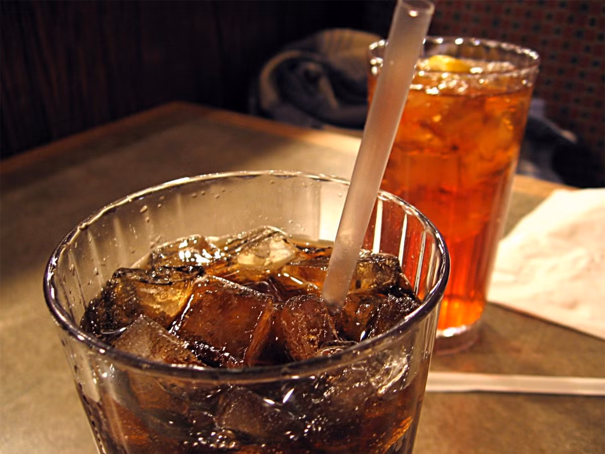 Nước có ga: Tất cả các loại nước có ga đều chứa đường. Lạm dụng nước có ga có thể gây béo bụng, nhất là cho giới trẻ hiện nay. Khi khát, hãy uống nước và tránh các loại đồ uống có ga.