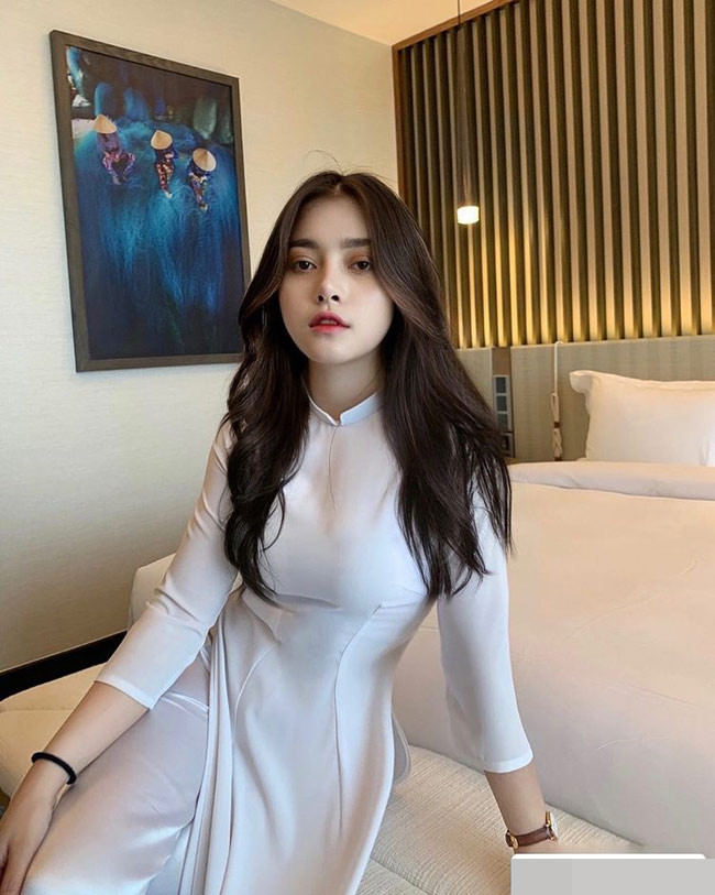 Cô là một trong những hot girl Hà thành vô cùng nổi bật trong thời gian gần đây. Loạt ảnh mặc áo dài của Meily Mia được dân mạng khen nức nở.