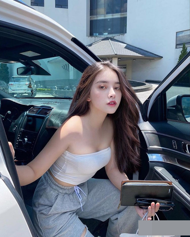 Meily Mia hiện là mẫu ảnh và diễn viên tự do. Ngoài ra, cô nàng còn tự kinh doanh thêm. Meily Mia là gương mặt rất nổi trên Tiktok, sở hữu những clip triệu view.