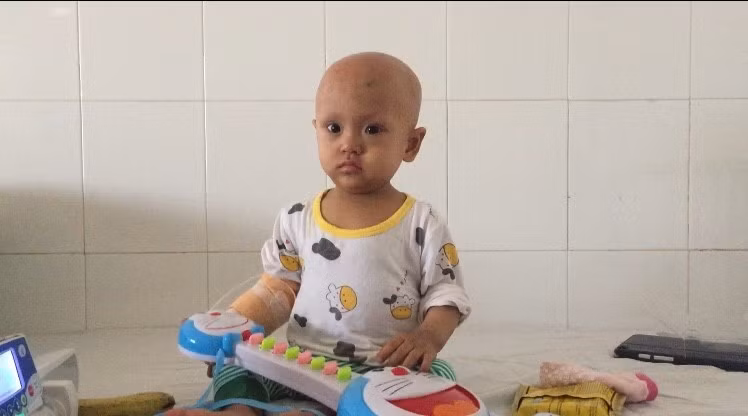 Xot xa be gai 2 tuoi hoai tu ngon tay do mac benh ung thu-Hinh-2