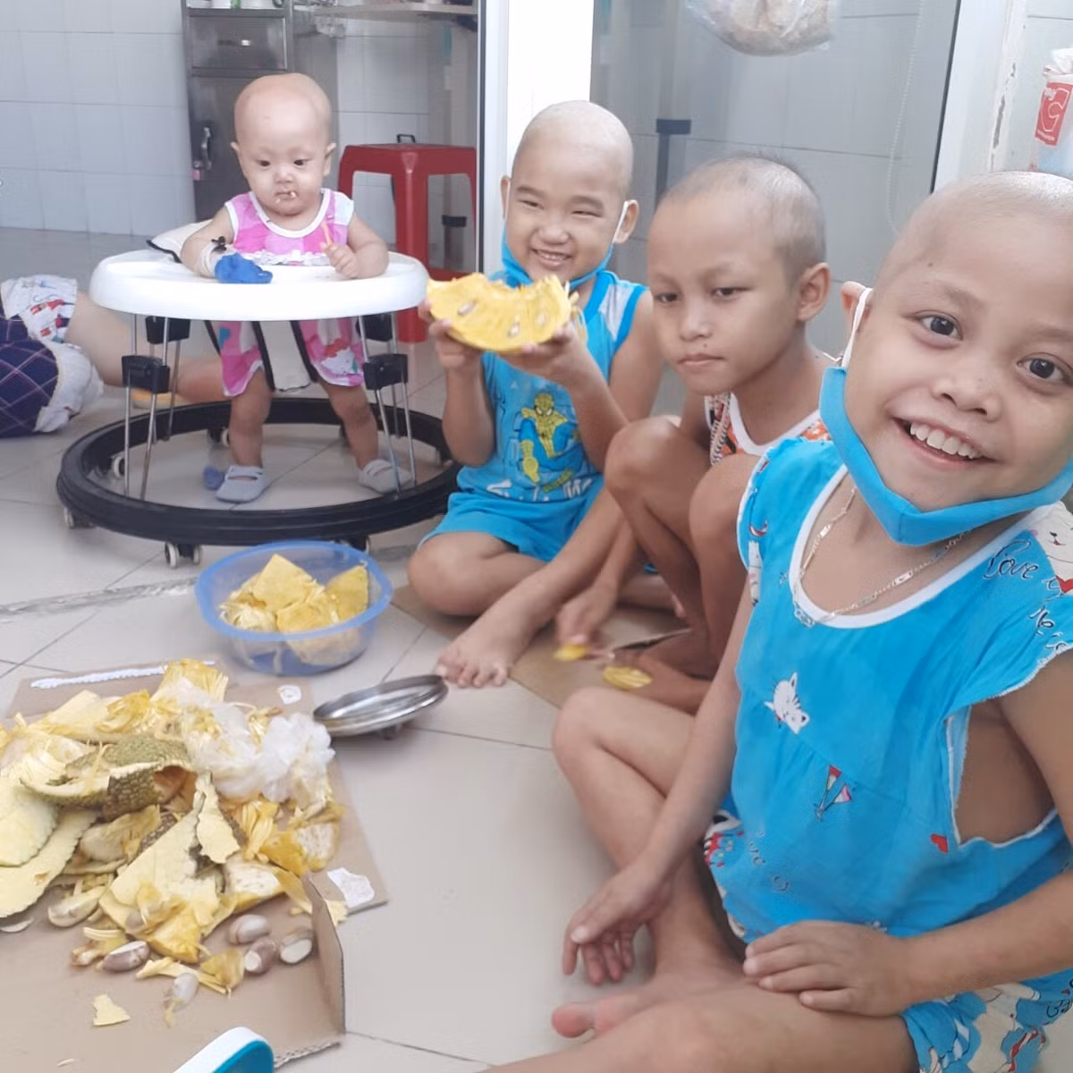 Xot xa be gai 2 tuoi hoai tu ngon tay do mac benh ung thu-Hinh-4