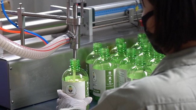 Vo chong tre phu phep vo dua thanh che pham sinh hoc, thu tien ty-Hinh-4