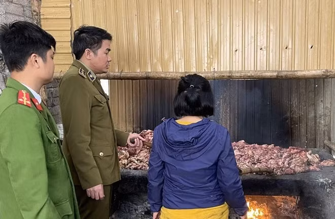 Phat hien noi che bien mo ban ban cho cua hang com rang