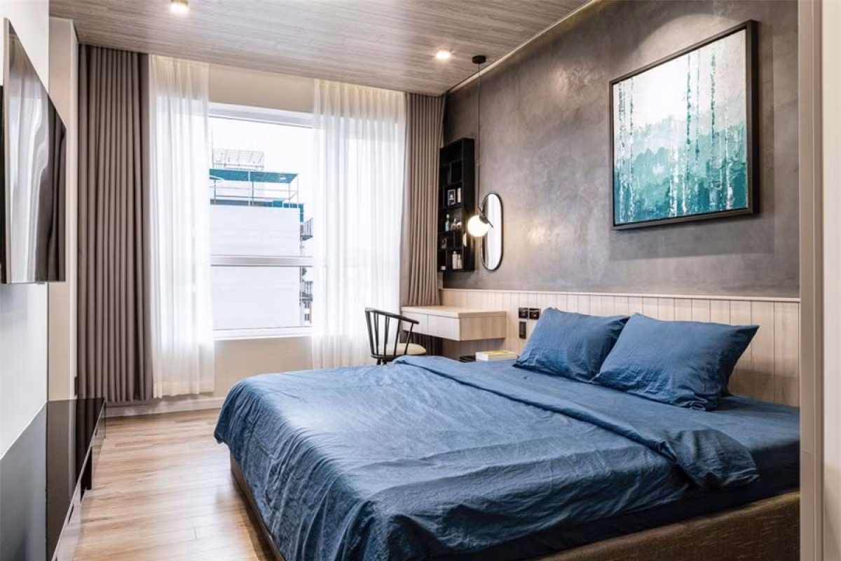 ##sc### Phòng ngủ chính với nội thất đơn giản nhưng khoa học, hợp lý. Cách sử dụng chất liệu và màu sắc cũng thống nhất với các không gian chung trong ngôi nhà. 