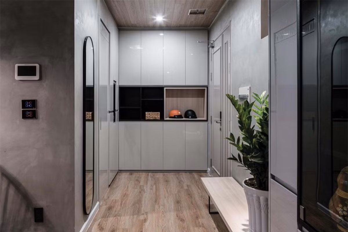 ##sc### Khu vực sảnh vào với hệ thống tủ âm tường cao đến trần tiết kiệm diện tích và tận dụng không gian chứa đồ. 