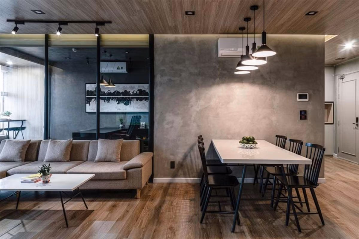 ##sc### Để thể hiện tính đơn giản mà vẫn ấn tượng, các kiến trúc sư đã chọn tông màu trầm cho căn hộ. Theo đó, các màu chủ đạo là màu nâu và xám; màu đen được sử dụng như những điểm nhấn và màu trắng giúp cân bằng thị giác, tránh bị tối quá. 