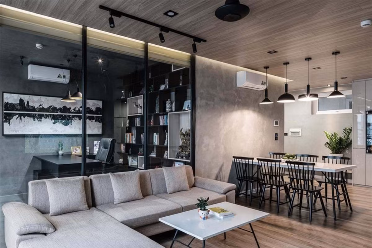 ##sc### Phòng làm việc nằm sau lưng sofa ở phòng khách được ngăn cách bằng vách kính để tạo cảm giác thông thoáng. 