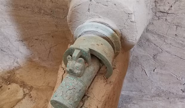 Dao ruong lua mi, bat ngo phat hien ca kho bau khong lo-Hinh-3