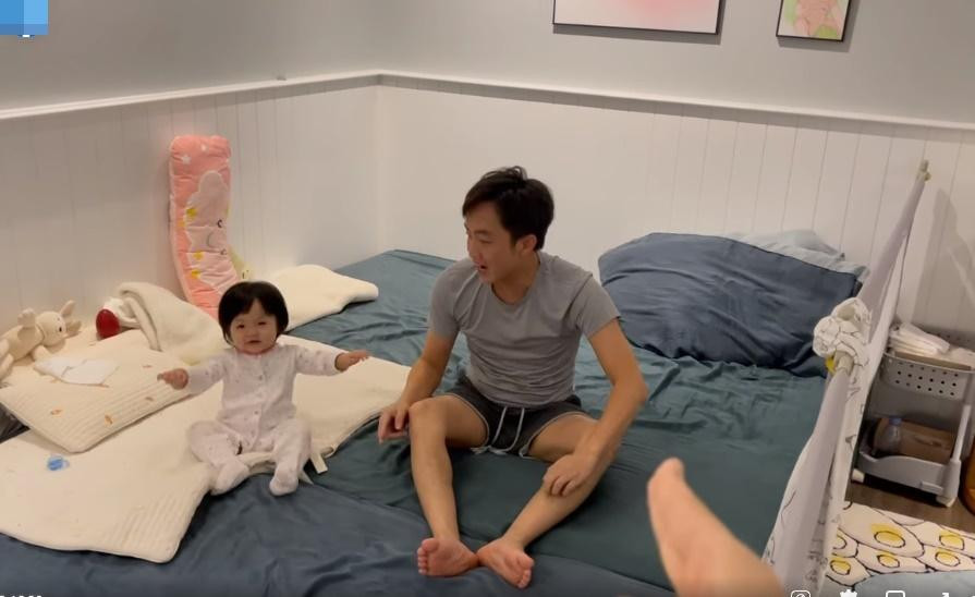 Cụ thể, khi thấy Đàm Thu Trang lấy ngón tay làm súng và giả bắn "pằng chíu", cô bé lập tức dang hai tay như thể "đầu hàng".