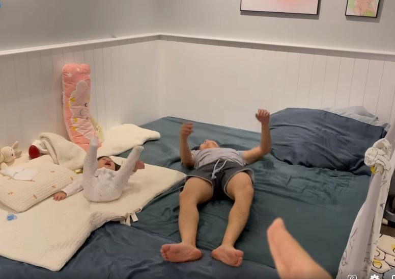 uchin và Cường Đô La ngã ngửa về phía sau, vờ như đã "trúng đạn" của Đàm Thu Trang. Khoảnh khắc phối hợp cực ăn ý của 2 bố con khiến dân mạng thích thú.