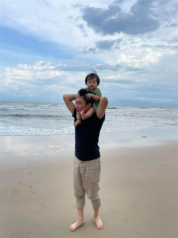 Đi chơi ở đâu, Cường Đô La cũng quấn quýt bên con.