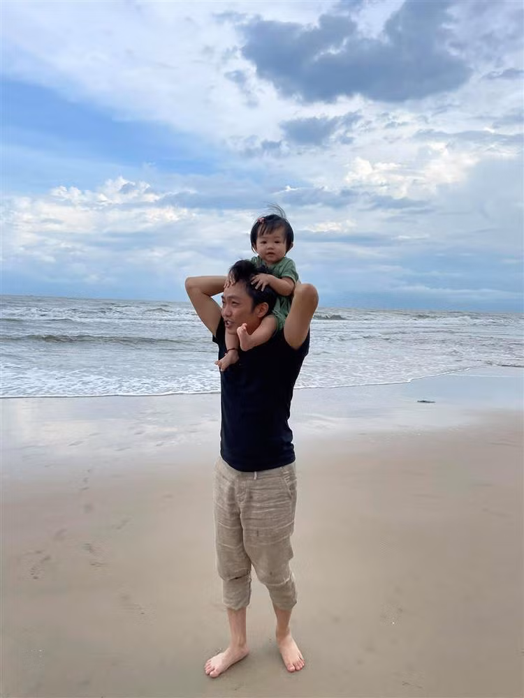 Đi chơi ở đâu, Cường Đô La cũng quấn quýt bên con.