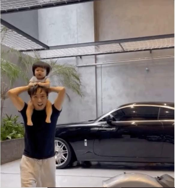 Cõng Suchin trên cổ, Cường Đô La biến những siêu xe tiền tỷ thành chướng ngại vật để chơi trò cưỡi ngựa "mua vui" cho tiểu công chúa. Được bố cưng chiều, bé Suchin cười khoái chí, trông vô cùng thích thú.