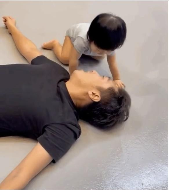 Một khoảnh khắc khác khiến dân mạng "tan chảy" là hành động cực yêu mà Suchin dành cho bố. Khi Cường Đô La đang nằm, Suchin lập tức tiến lại gần, nhìn chằm chằm vào ông bố doanh nhân.