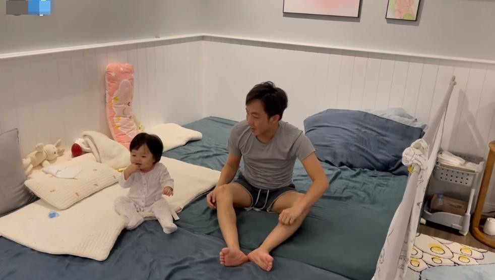 br/>Mới đây, Cường Đô La đăng tải khoảnh khắc vui vẻ bên con gái Suchin. Trong clip, Suchin và Cường Đô La có màn hưởng ứng trò chơi của Đàm Thu Trang cực vui nhộn.