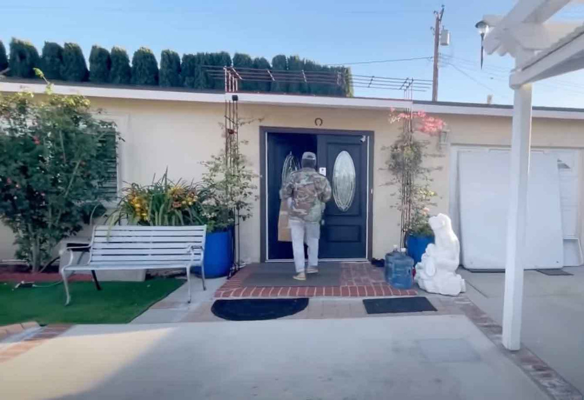 Hơn 30 năm chung sống, đến nay vợ chồng danh ca Hương Lan vẫn giữ được lửa hôn nhân đáng ngưỡng mộ. Năm 2020, Hương Lan và chồng đã tổ chức lễ cưới ý nghĩa tại nhà thờ nhân dịp về Việt Nam.