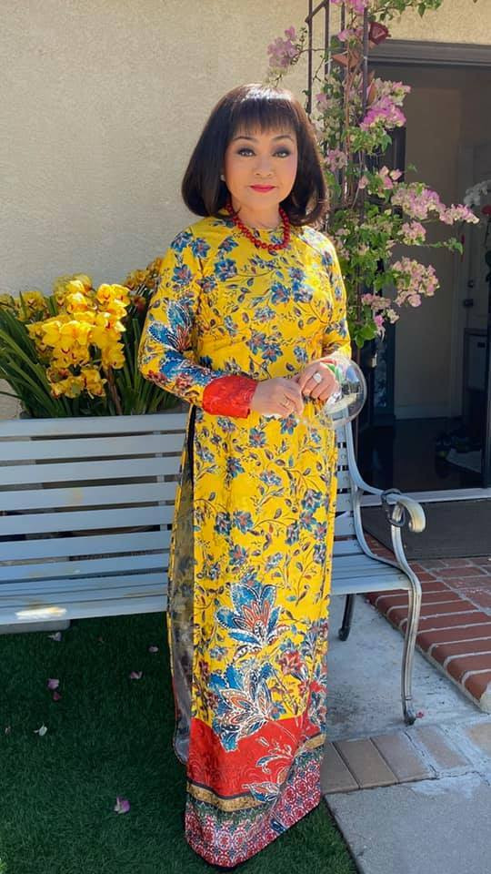 Bên cạnh khu vườn đầy cây trái, ông xã của Hương Lan còn xây cho bà một nhà kho để cất trữ đồ. Bên trong đó là hàng loạt va ly mà nữ danh ca từng dùng đi lưu diễn trong ngoài nước. Đồng thời, những băng đĩa từng phát hành của Hương Lan cũng được lưu giữ cẩn thận làm kỷ niệm.