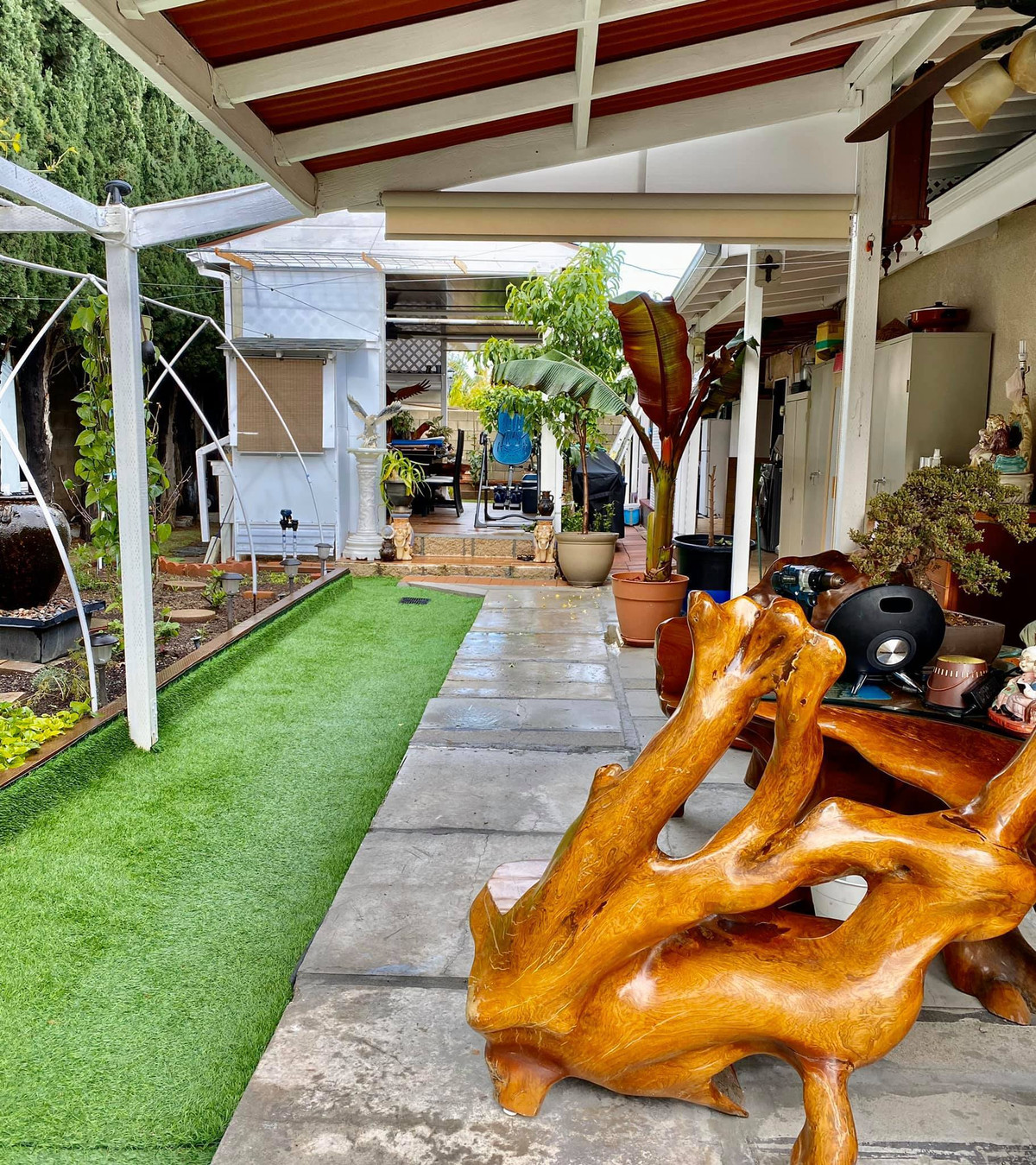 Trong khu vườn, nữ ca sĩ cùng chồng đích thân trồng nhiều loại cây đặc trưng của quê hương như: Bưởi, Thanh Long... Hương Lan khẳng định: "Tổ ấm của chúng tôi nhỏ bé nhưng ấm cúng và rất Việt Nam".