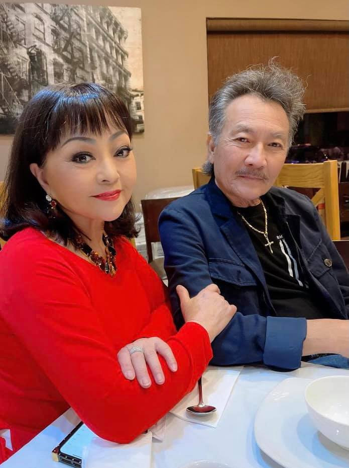 Hương Lan kết hôn khi mới 20 tuổi. Tháng 12/1975, bà lập gia đình với nghệ sĩ Chí Tâm. Thời điểm đó, cả hai là cặp diễn cải lương thu hút khán giả nhất ở Sài Gòn. Hai năm sau, bà sinh con trai đầu Henri Bảo Nhi. Năm 1978, vợ chồng Hương Lan cùng con trai theo diện bảo lãnh sang Pháp. Cũng trong năm này, con trai thứ tên Patrick Bảo Trang ra đời.