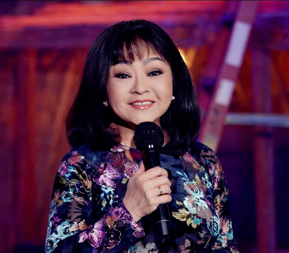 Qua năm tháng, Hương Lan vẫn được đông đảo người hâm mộ trầm trồ bởi vẻ đằm thắm, mặn mà và giọng hát ngọt ngào, tình cảm.