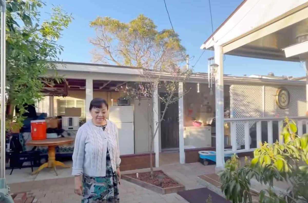 Đầu năm 1986, trong tiệc mừng sinh nhật của ca sĩ Elvis Phương, Hương Lan đã gặp ông Đặng Quốc Toản, một kỹ sư cơ khí hàng không. Hai người nảy sinh tình cảm và chính thức đi đến hôn nhân vào năm 1988. Ông xã nữ danh ca có ba người con riêng trước khi về sống với Hương Lan.