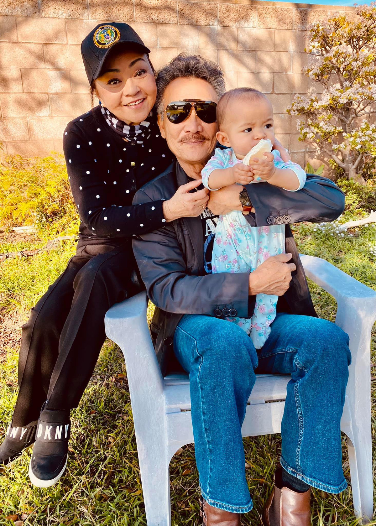 Ở nơi đất khách quê người, hai vợ chồng Hương Lan - Chí Tâm phải làm thuê đủ thứ nghề để kiếm sống. Áp lực về vật chất đã khiến những mâu thuẫn dần nảy sinh, khiến cặp nghệ sĩ đã quyết định ly hôn vào năm 1982. Năm 1985, Hương Lan dẫn hai con trai sang Mỹ. Từ đó, bà bắt đầu đi hát nhiều hơn.