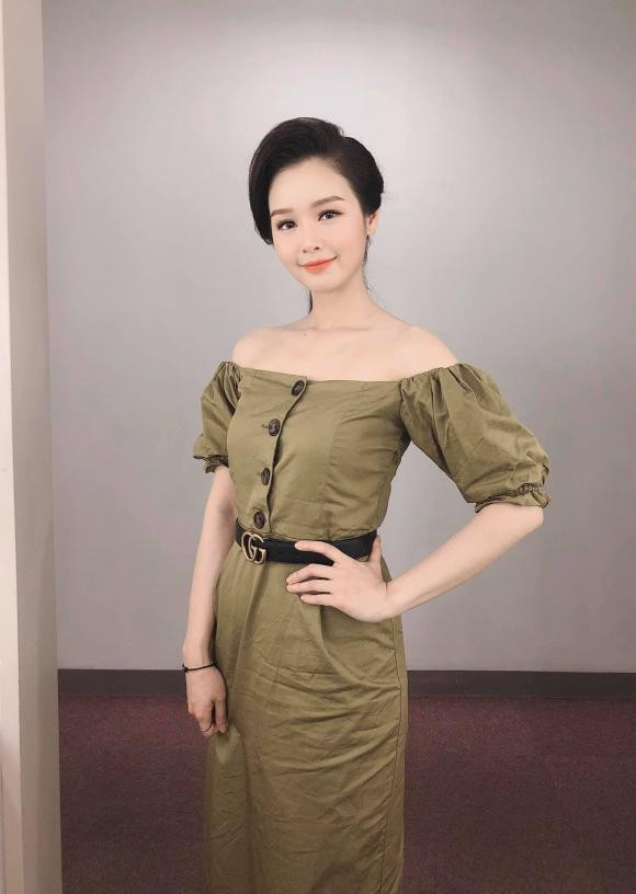 Ngoài những lúc phải trang điểm đậm và diện trang phục có phần nghiêm chỉnh khi lên sóng, Bùi Minh Hằng có gu thời trang hiện đại, trẻ trung