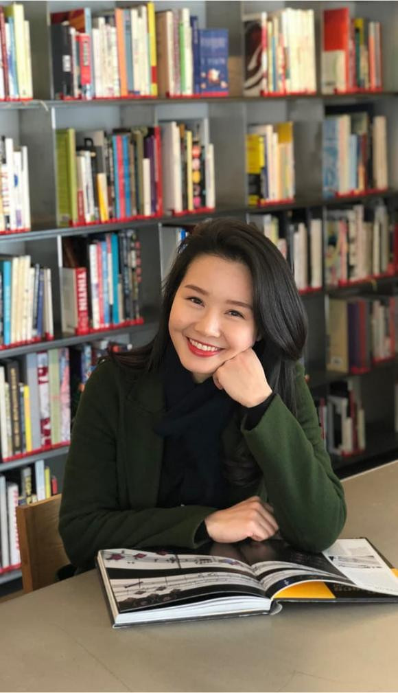 Nữ MC từng tiết lộ với báo chí, vì mặt quá trẻ, cô đã bị cắt sóng sau khi dẫn 3 tháng. Tuy nhiên, sau đó 3 năm, cô được trao lại cơ hội sau nhiều cố gắng.