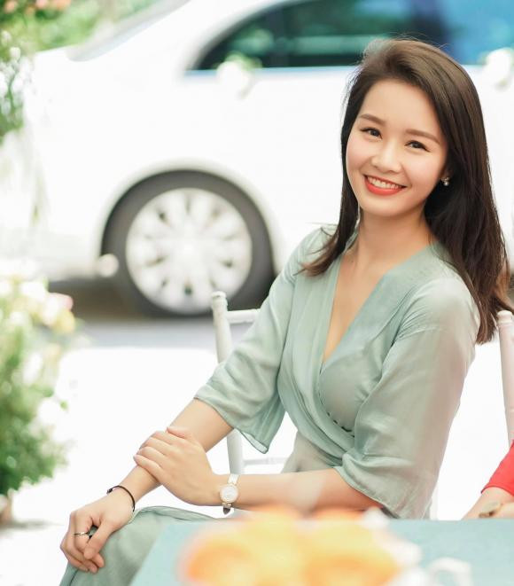 Đời thường, Minh Hằng dường như là một cô gái ưa phong cách thời trang nhẹ nhàng, nữ tính.